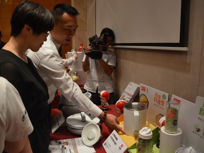 大同公司卓建羽处长向媒体介绍台湾精品得奖产品-轻享料理壶