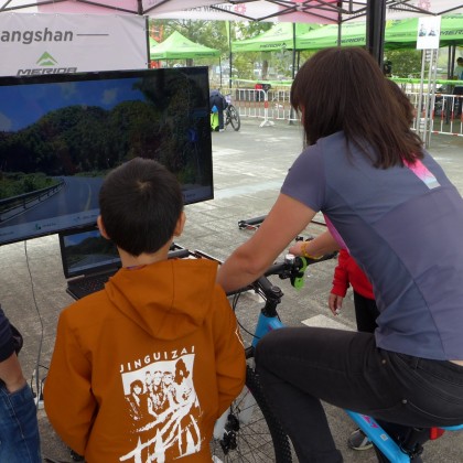 民众于「台湾精品体验营」自行车试乘区体验交互式自行车