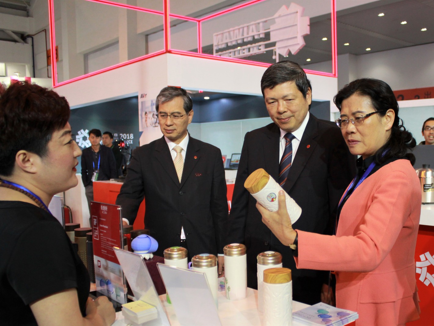 云南商务厅代表对乾唐轩陶瓷杯活水效果十分感兴趣