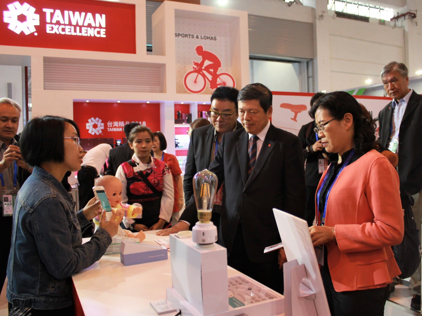 瀚荃向云南商务厅代表(右一)与台湾贸易中心叶明水秘书长(右二)介绍Opro9尿湿感知器