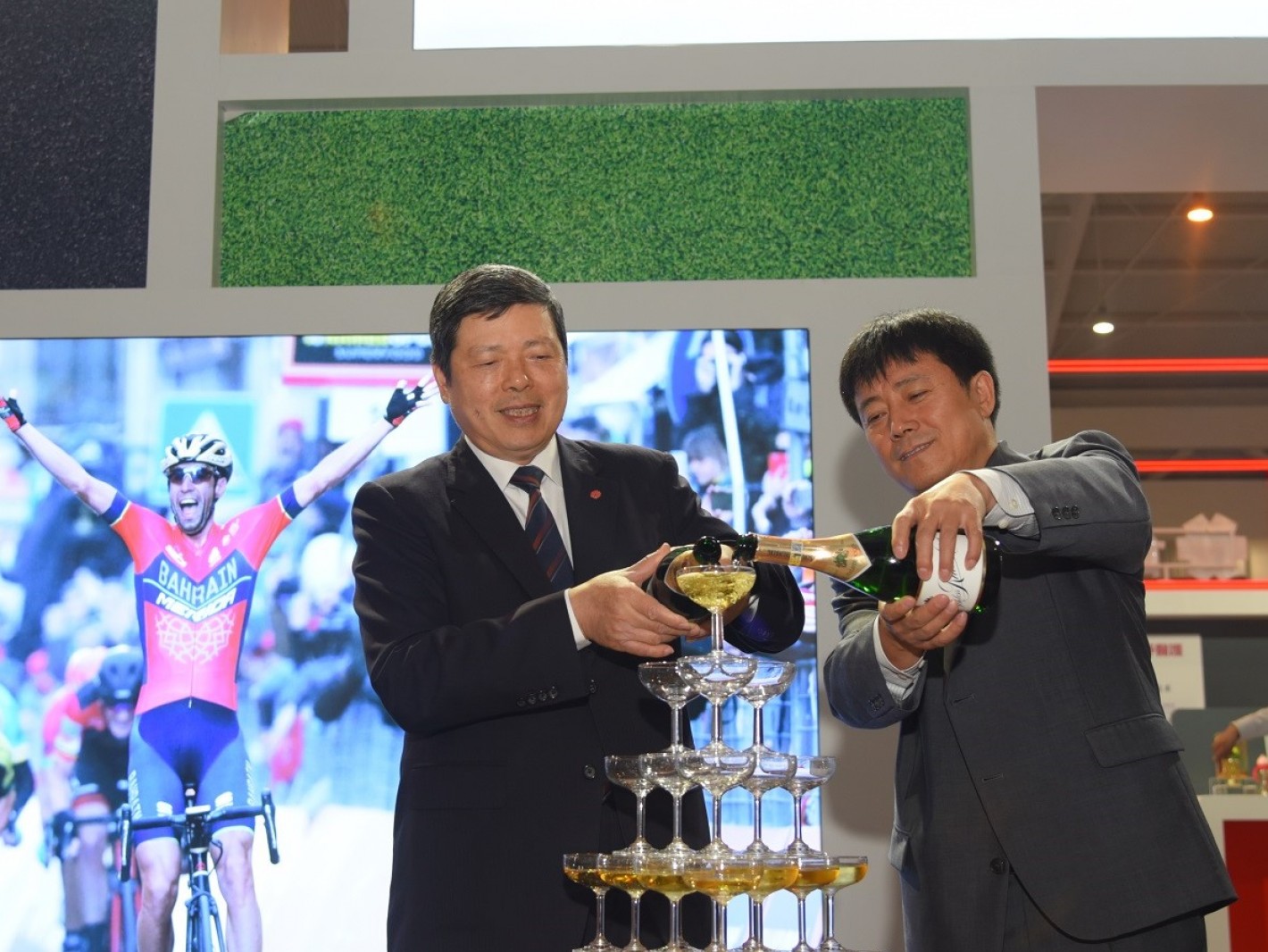 台湾精品馆媒体见面会由云南省工商联代表与台湾贸易中心叶明水秘书长一同主持香槟塔仪式