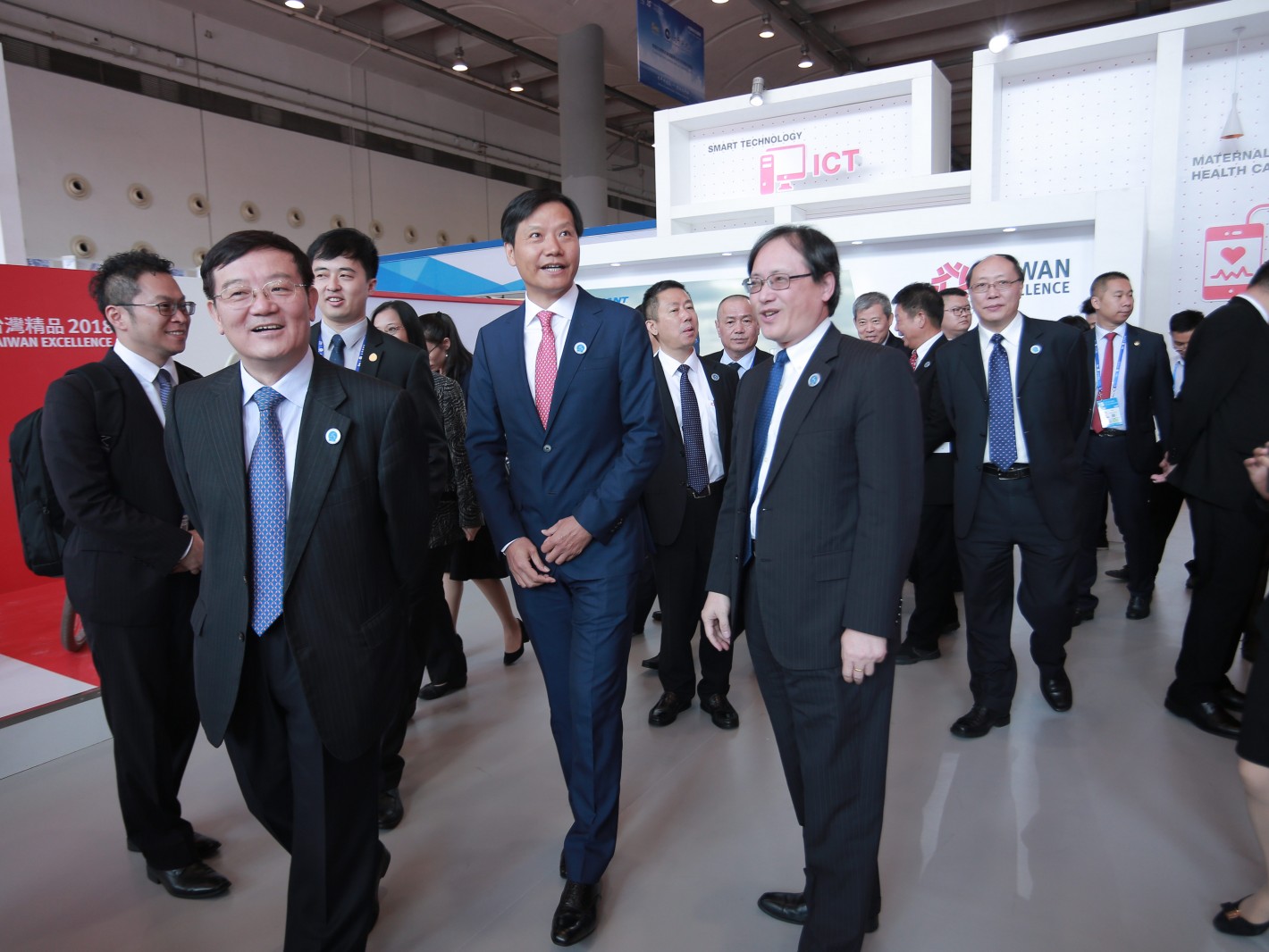 中国全国工商联党组书记徐乐江(左2)小米总裁雷军(左3)与广西工商联代表参观台湾精品