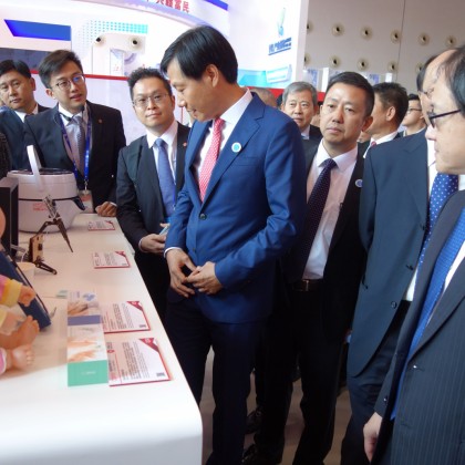 小米总裁雷军(左5)与广西工商联代表参观台湾精品