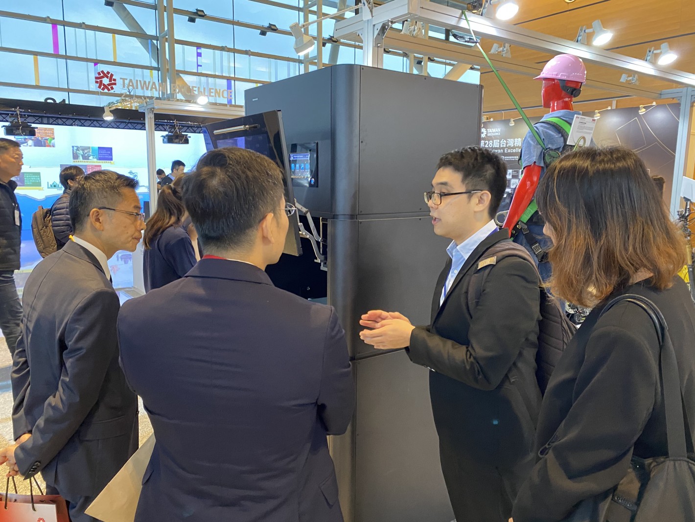 The winner of the Taiwan Excellence Gold Award, Young Optics, introduces its award-winning Digi-optical 3D Printer.