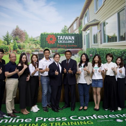 Deputy Director General of MOEA, Guann-Jyh Lee and Executive Vice President of TAITRA, Simon Wang take pictures with all the brands representatives