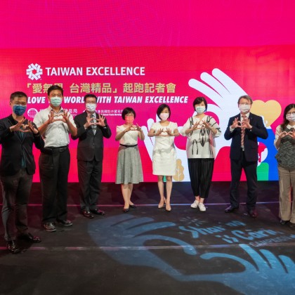 1.Group photo with sponsored Taiwan's brands