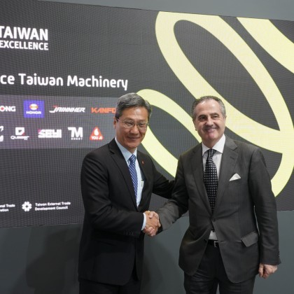 Mr Francisco Chang, Deputy Representative of the Taipei Economic and Cultural Office in Spain shake hands with Mr. Mikel Arieta-Araunabeña Secretary General of the Bilbao Chamber of Commerce,