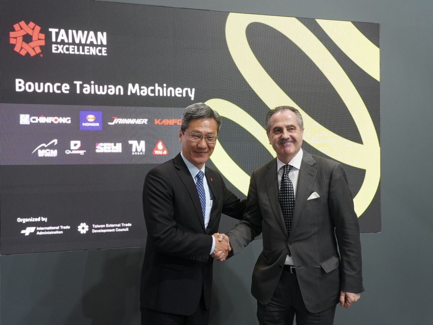 Mr Francisco Chang, Deputy Representative of the Taipei Economic and Cultural Office in Spain shake hands with Mr. Mikel Arieta-Araunabeña Secretary General of the Bilbao Chamber of Commerce,