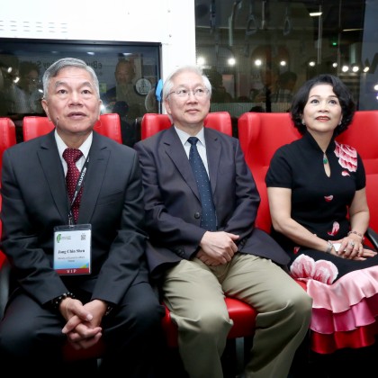 Minister without Portfolio Tsung-Tsong Wu, Economic Minister Jong-Chin Shen and WITSA Chairman Yueh-Hsiang Chiu visit Advantech eBus 2.0