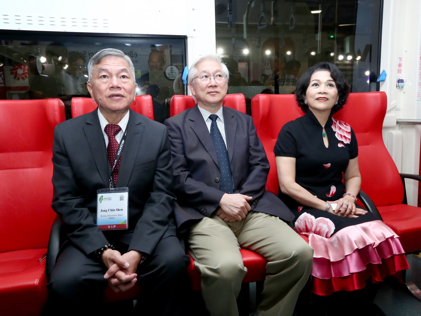 Minister without Portfolio Tsung-Tsong Wu, Economic Minister Jong-Chin Shen and WITSA Chairman Yueh-Hsiang Chiu visit Advantech eBus 2.0