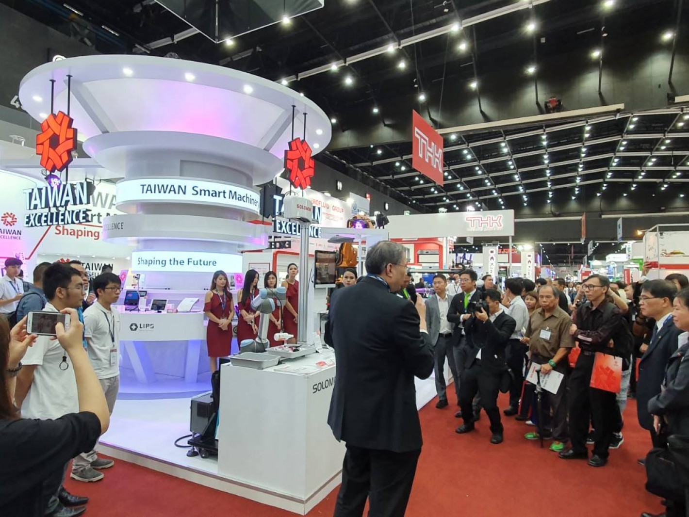 Taiwan Excellence award-winning company representatives introduced products to buyers at the Taiwan Excellence Pavilion at Manufacturing Expo 2019.