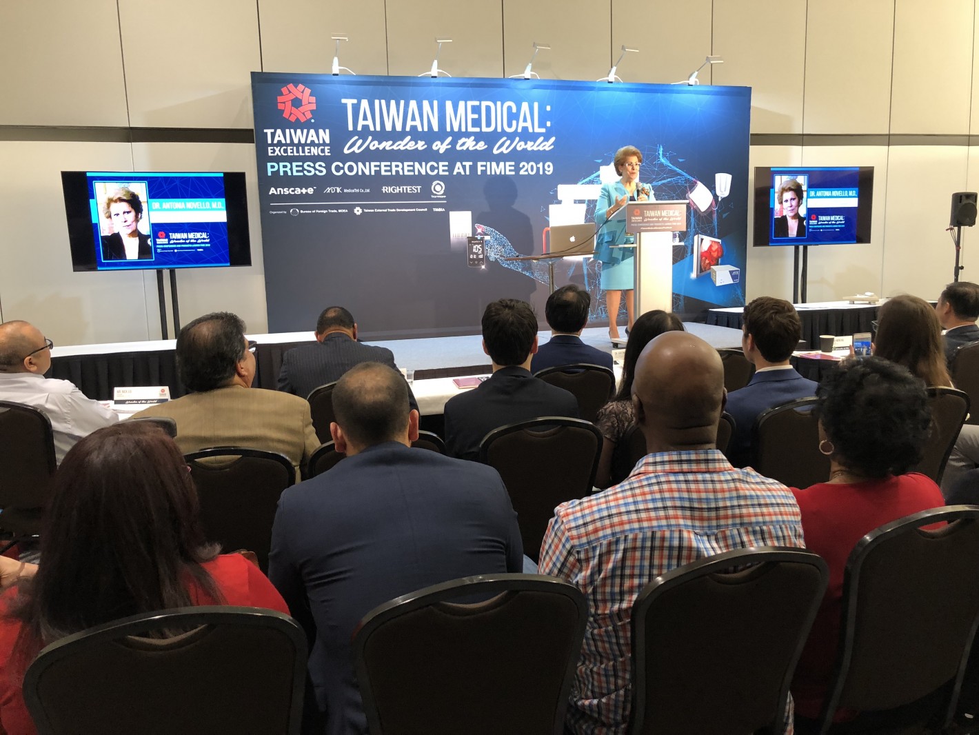Dr. Novello, former Surgeon General of the United States, hosts the 2019 U.S. medical exhibition new product presentations