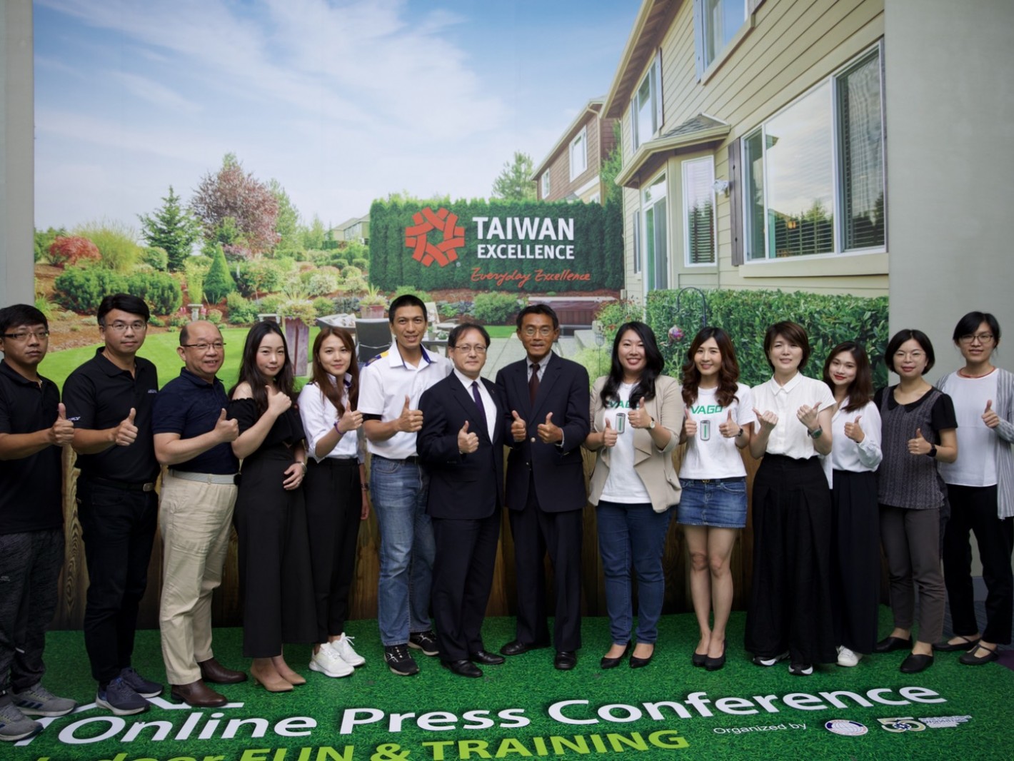 Deputy Director General of MOEA, Guann-Jyh Lee and Executive Vice President of TAITRA, Simon Wang take pictures with all the brands representatives