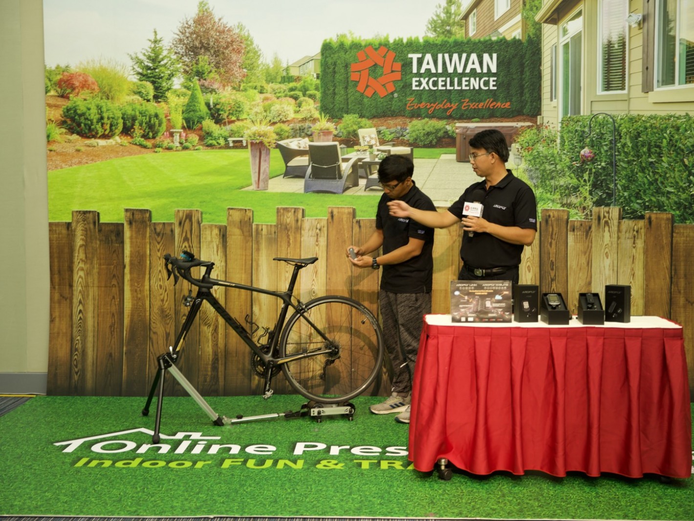 Vice president of TBS Group Corp. demonstrated about how to use the bicycle power meter, LINK