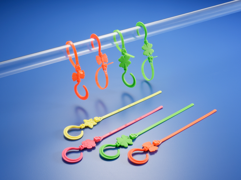 Hook tie / KAI SUH SUH ENTERPRISE CO., LTD.