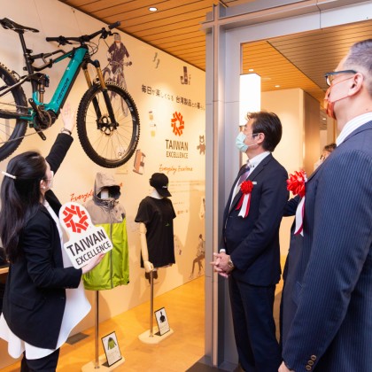 台北駐日經濟文化代表處副代表李世丙參觀東京形象概念店的美利達腳踏車
