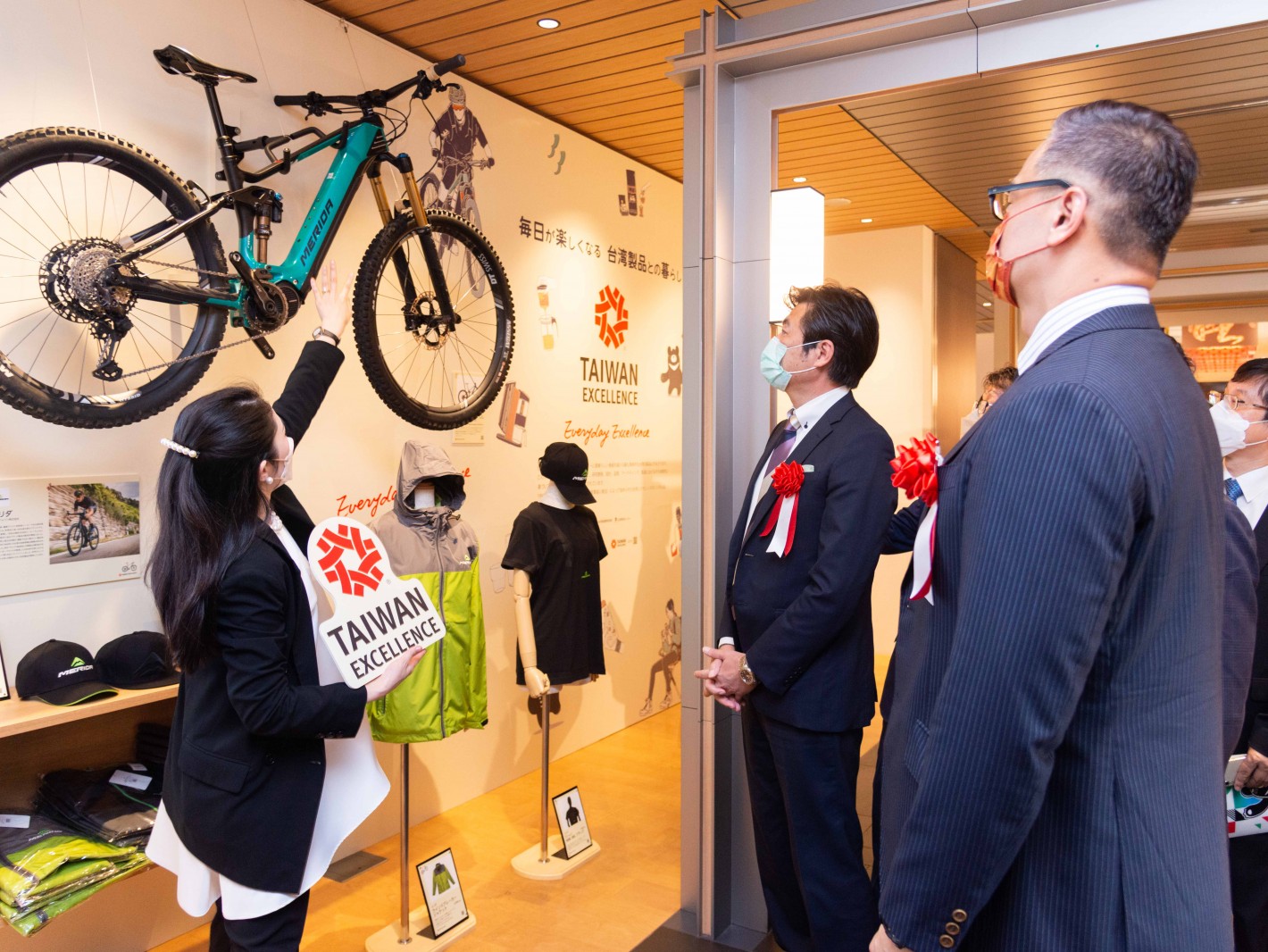 台北駐日經濟文化代表處副代表李世丙參觀東京形象概念店的美利達腳踏車