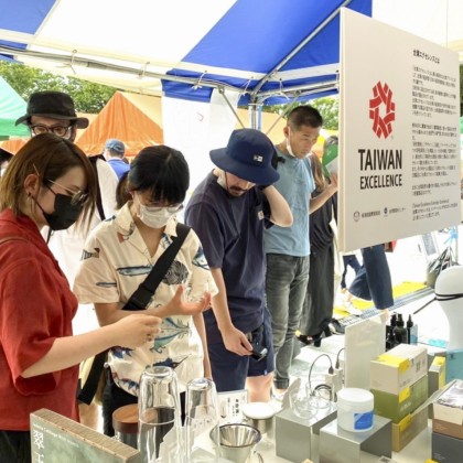 台灣精品攤位辦理豐富贈獎活動，吸引眾多日本民眾參觀得獎產品。