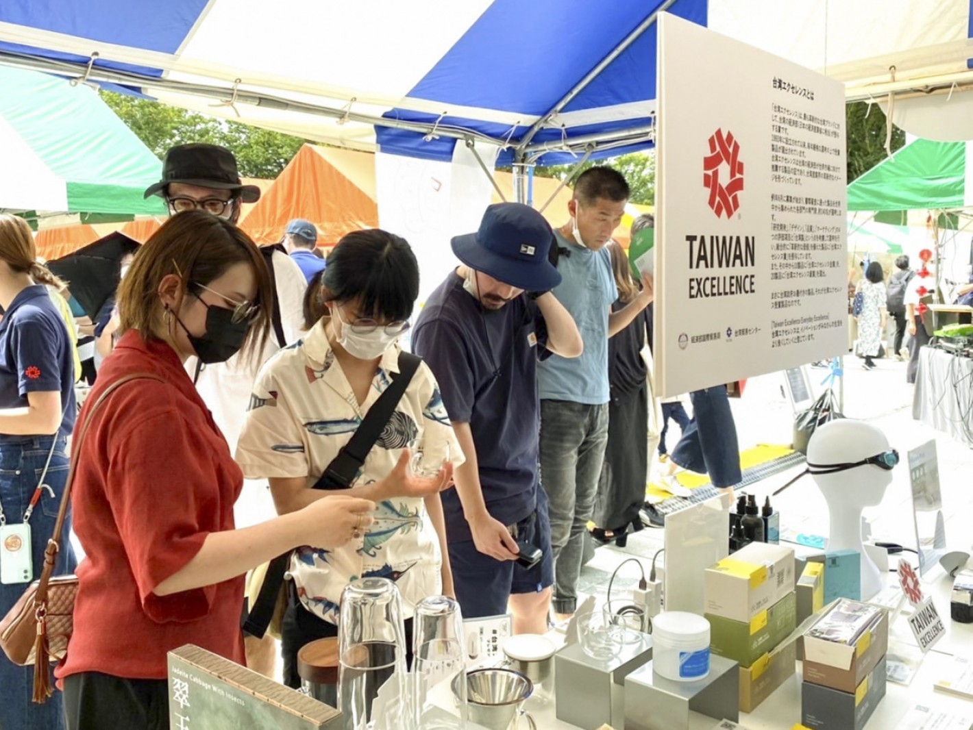 台灣精品攤位辦理豐富贈獎活動，吸引眾多日本民眾參觀得獎產品。