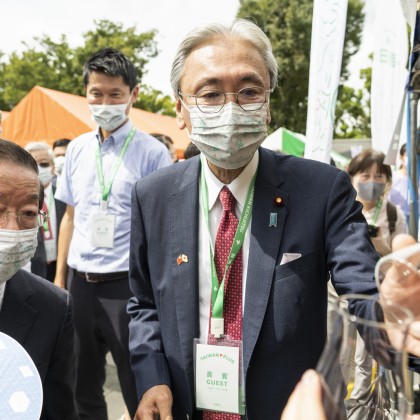 台北駐日經濟文化代表處代表謝長廷與日本「日華議員懇談會」會長、眾議員古屋圭司等臺日貴賓特別蒞臨台灣精品攤位，參觀臺日聯手合作由台灣玻璃與日本工業設計大師深澤直人合作打造的「TG美感品味耐熱玻璃系列器皿」。