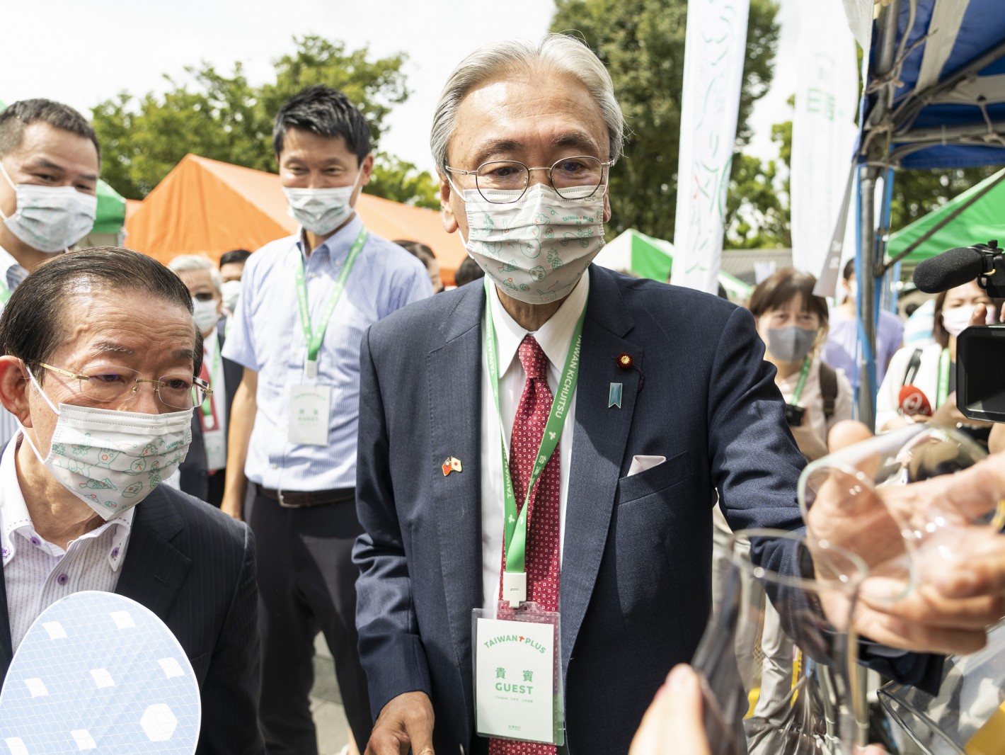 台北駐日經濟文化代表處代表謝長廷與日本「日華議員懇談會」會長、眾議員古屋圭司等臺日貴賓特別蒞臨台灣精品攤位，參觀臺日聯手合作由台灣玻璃與日本工業設計大師深澤直人合作打造的「TG美感品味耐熱玻璃系列器皿」。