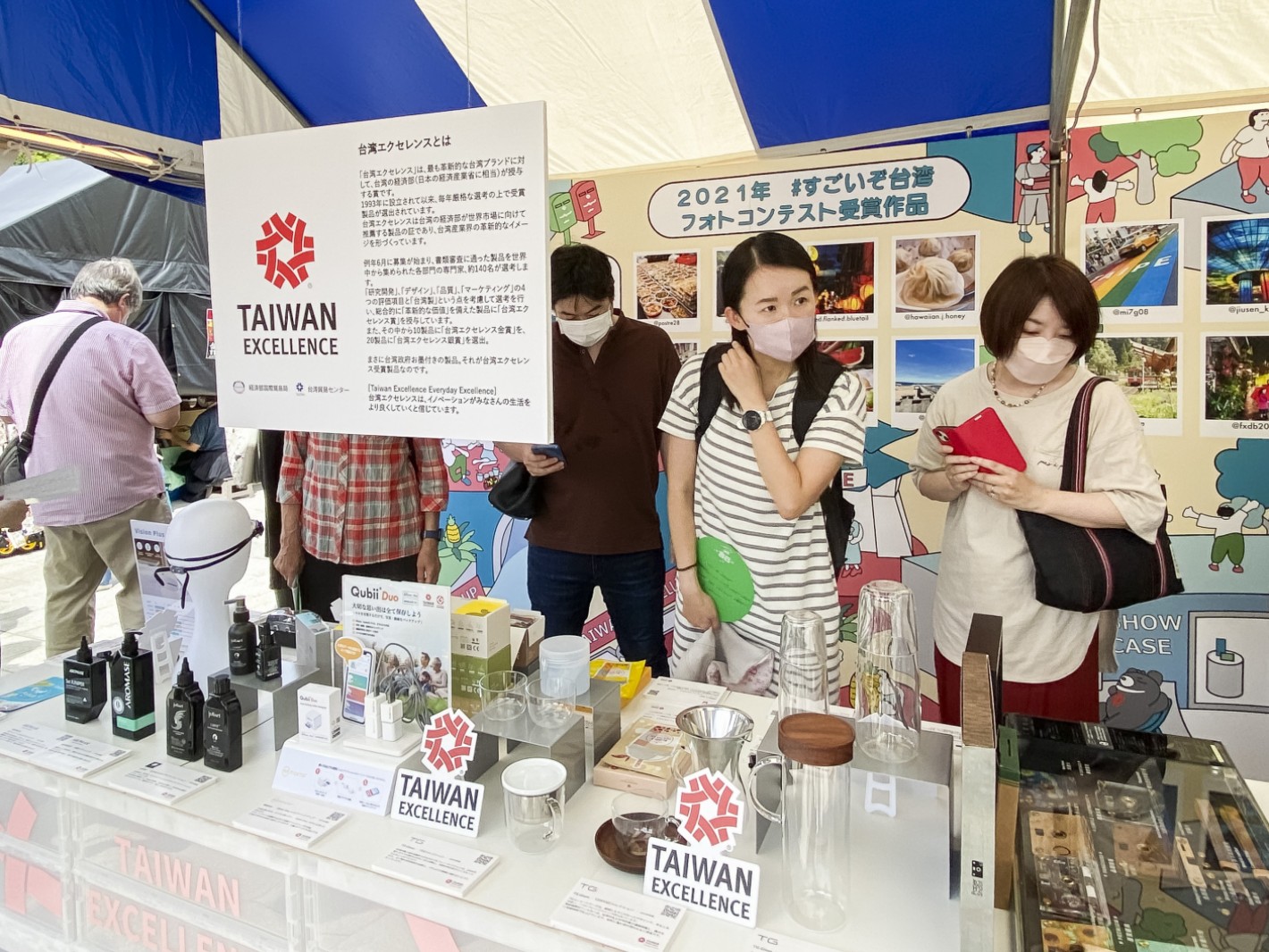 參觀民眾不僅可於實際體驗得獎產品特色，還能現場掃描QR Code於「日本樂天台灣精品專區」下單購買，把台灣精品直送到家。