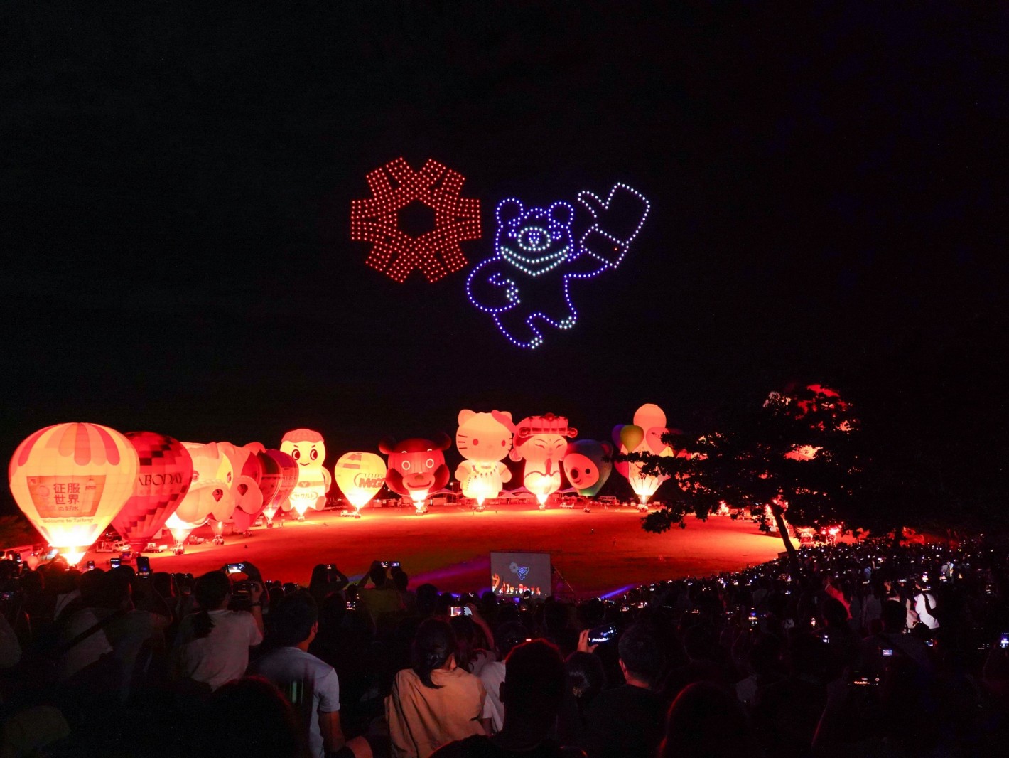 【圖二】光雕音樂晚會中以無人機讓台灣精品標誌與福熊意象閃耀夜空