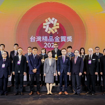 經濟部部長王美花(前排右5)、外貿協會董事長黃志芳(前排左5)與評審委員及金質獎獲獎企業合影