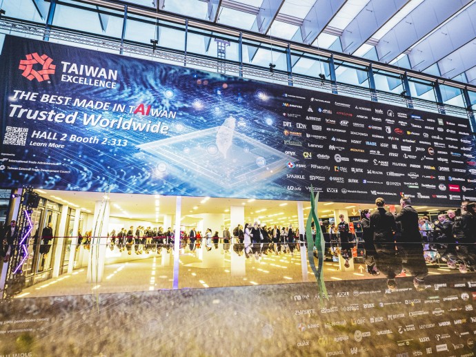 台灣精品巨幅廣告強勢登入全球最大工業電腦展 氣勢磅礡展現Team Taiwan實力
