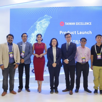 寶萊塢女星 Taapsee Pannu(左4)與經濟組組長陳郁淇(右4)、台北世界貿易中心駐新德里辦事處主任林君翰(右3)及發表企業代表合影，見證臺灣 AI 國家隊風采。