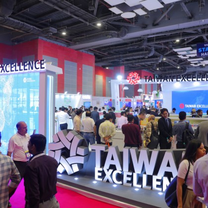 「台灣精品館」導入大型透明顯示器呈現動態視覺，成功吸引眾多參觀者駐足。