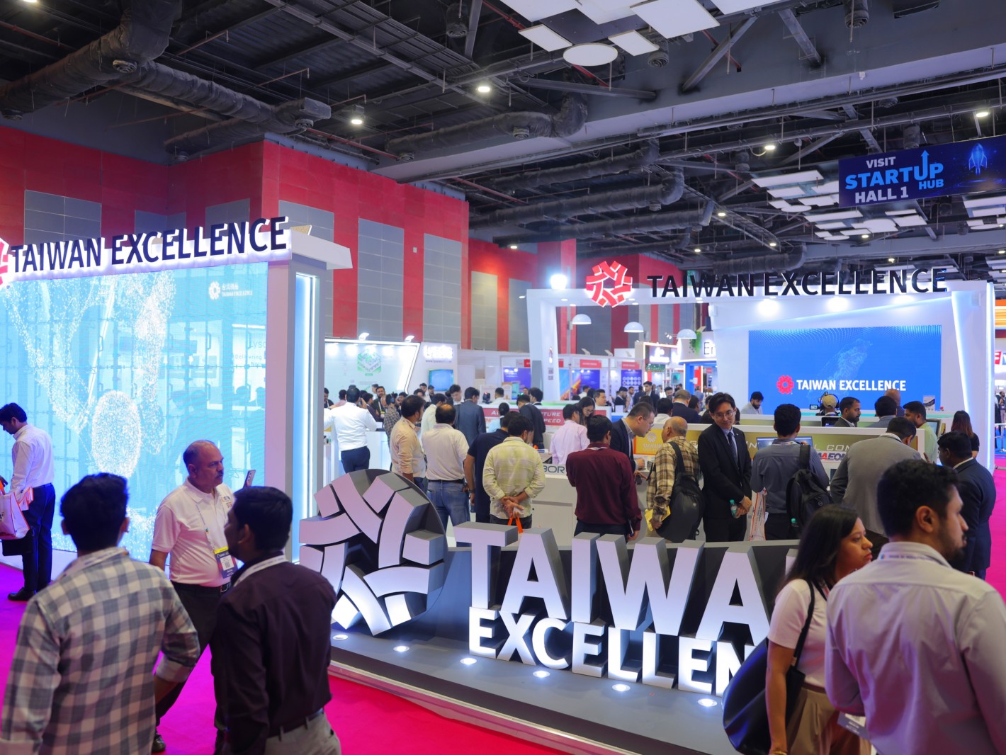 「台灣精品館」導入大型透明顯示器呈現動態視覺，成功吸引眾多參觀者駐足。