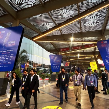展館主要通道設置之「Taiwan AI Island」大型吊旗廣告，深化臺灣 AI 產業形象。