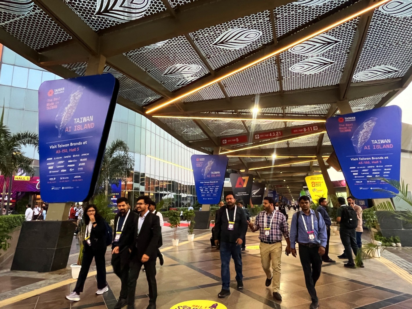 展館主要通道設置之「Taiwan AI Island」大型吊旗廣告，深化臺灣 AI 產業形象。