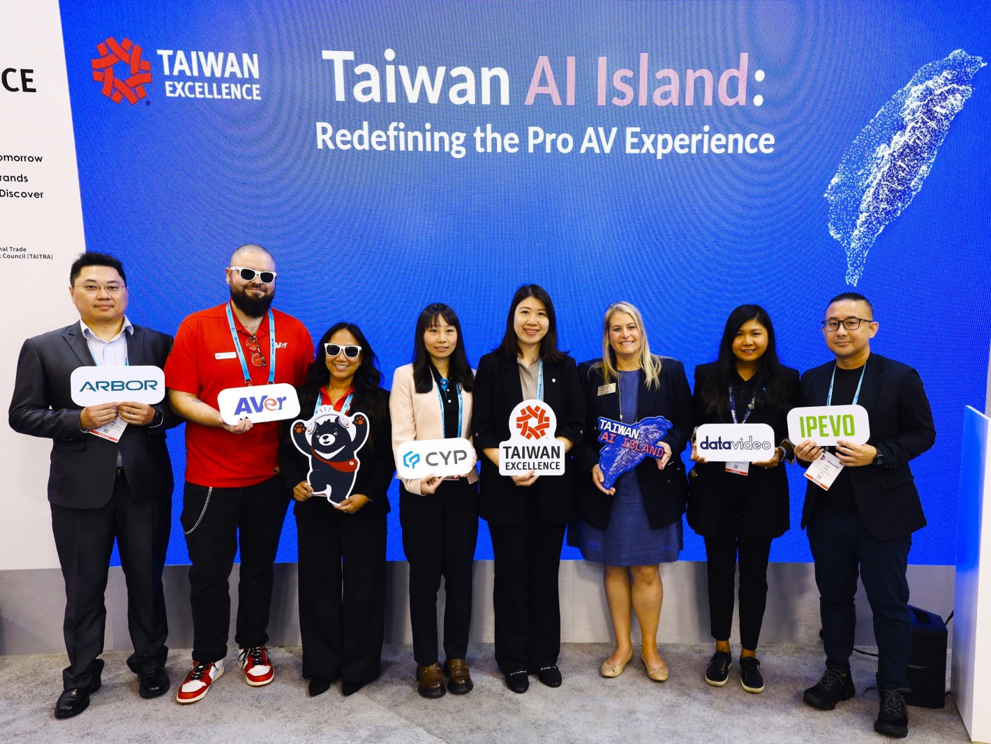 台灣精品「Taiwan AI Island: Redefining the Pro AV Experience」產業發表會貴賓合影，左起洛杉磯台灣貿易中心主任閉達玉(右4)、 AVIXA資深副總裁Jenn Heinold(右3)及發表會企業代表合影，見證臺灣AI產業國家隊風采。